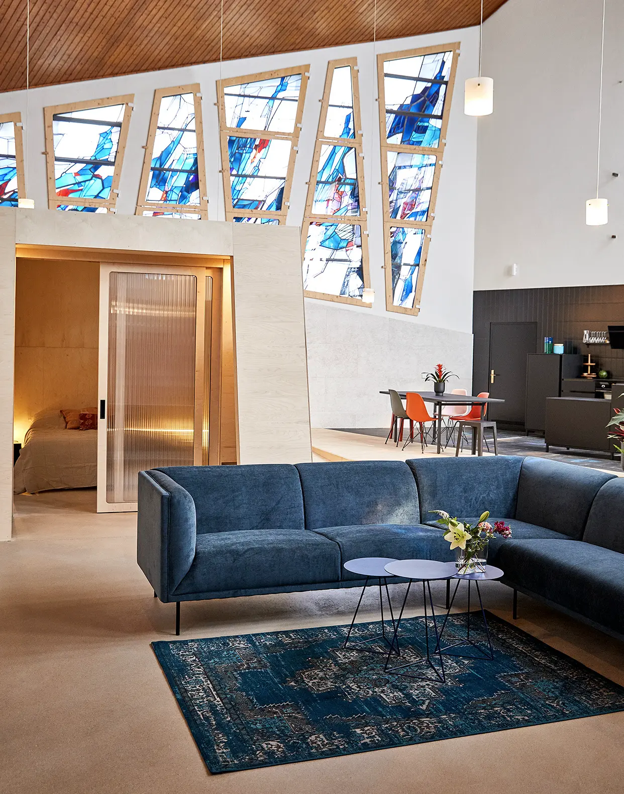 Schlafplatz, Küche und Sofa im Loft Schlafplatz, Küche und Sofa im Loft