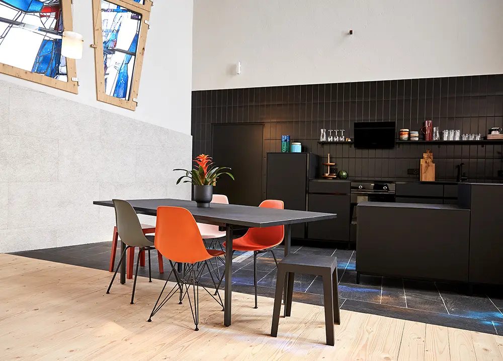 Küchenzeile mit Essenstisch im Loft Küchenzeile mit Essenstisch im Loft